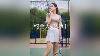 尾随偷拍 短裙JK学生妹和男友甜蜜逛街买奶茶黑丝短袜一看就不一般看到裙底的时候发现一片黑森林